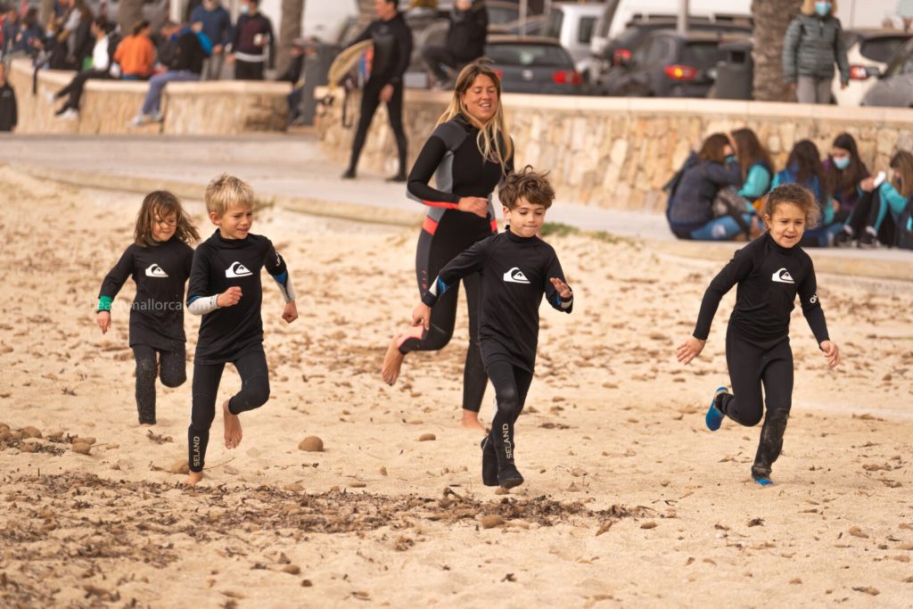 Niños surf corriendo